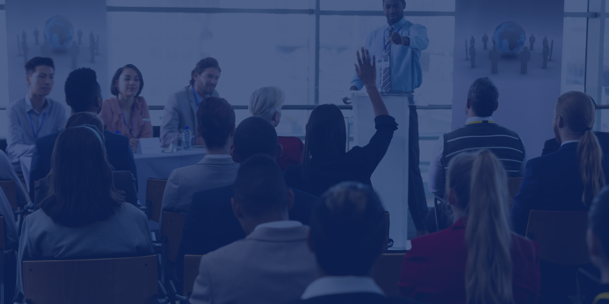 Inspektor danych osobowych uczestniczy w konferencji.